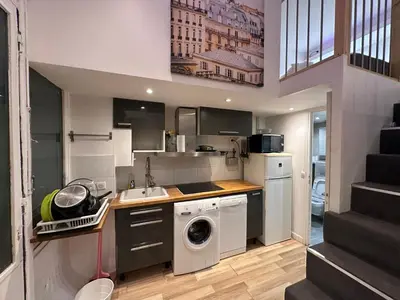 Cuisine ou kitchenette dans l'établissement Cozy loft near the Marais district