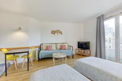 Un ou plusieurs lits dans un hébergement de l'établissement 7mn walk to Metro, in ApartHotel