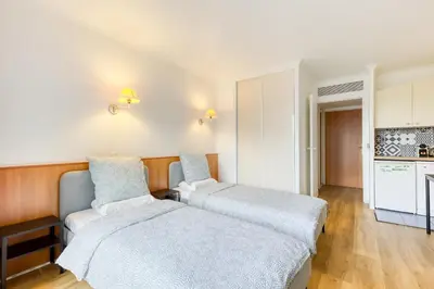 Un ou plusieurs lits dans un hébergement de l'établissement 7mn walk to Metro, in ApartHotel
