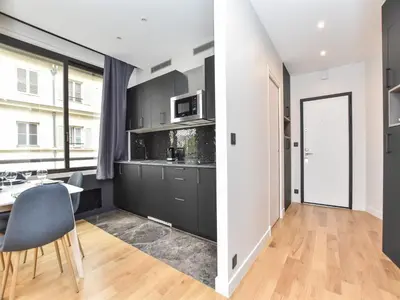 Cuisine ou kitchenette dans l'établissement Chic apartment - 1BR 4P - near Opéra Garnier