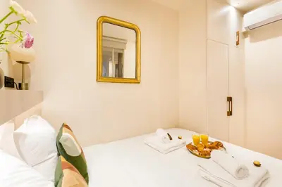 Un ou plusieurs lits dans un hébergement de l'établissement Superb air-conditioned apartment in the heart of the Marais
