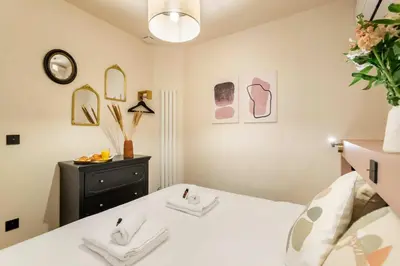Un ou plusieurs lits dans un hébergement de l'établissement Superb air-conditioned apartment in the heart of the Marais