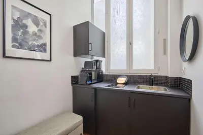 Cuisine ou kitchenette dans l'établissement Modern Studio-Faubourg Saint-Honore