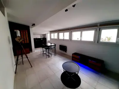 Télévision ou salle de divertissement dans l'établissement Le Cocon
