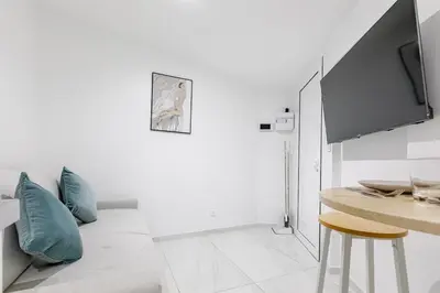 Télévision ou salle de divertissement dans l'établissement Petit studio pratique proche Sacré-Cœur