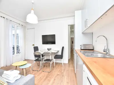 Cuisine ou kitchenette dans l'établissement Charming 1BR 4P apartment - Louvre Museum
