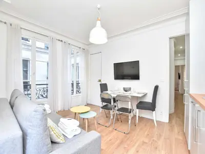 Télévision ou salle de divertissement dans l'établissement Charming 1BR 4P apartment - Louvre Museum