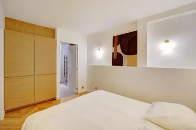 Un ou plusieurs lits dans un hébergement de l'établissement bhv centre hotel de ville