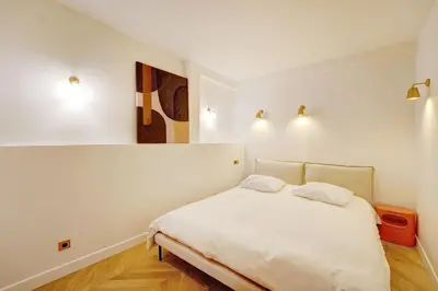 Un ou plusieurs lits dans un hébergement de l'établissement bhv centre hotel de ville