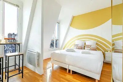 Un ou plusieurs lits dans un hébergement de l'établissement Studio lumineux confortable Alesia Montparnasse