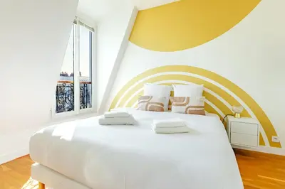 Un ou plusieurs lits dans un hébergement de l'établissement Studio lumineux confortable Alesia Montparnasse