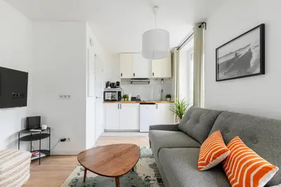 Cuisine ou kitchenette dans l'établissement Light-Filled Retreat in historical Paris