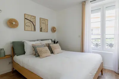 Un ou plusieurs lits dans un hébergement de l'établissement Light-Filled Retreat in historical Paris