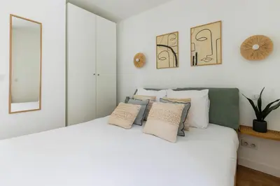 Un ou plusieurs lits dans un hébergement de l'établissement Light-Filled Retreat in historical Paris