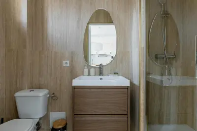 Salle de bains dans l'établissement Light-Filled Retreat in historical Paris