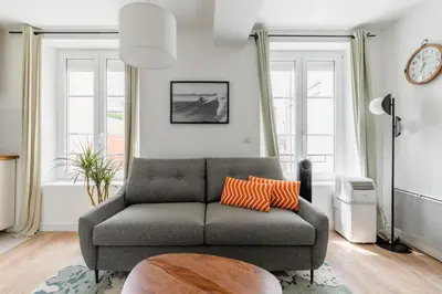 Coin salon dans l'établissement Light-Filled Retreat in historical Paris