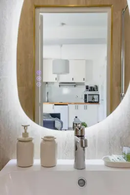 Cuisine ou kitchenette dans l'établissement Light-Filled Retreat in historical Paris