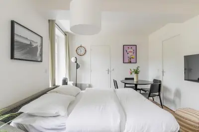 Un ou plusieurs lits dans un hébergement de l'établissement Light-Filled Retreat in historical Paris
