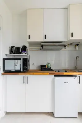 Cuisine ou kitchenette dans l'établissement Light-Filled Retreat in historical Paris