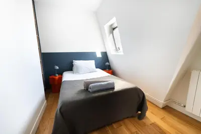 Un ou plusieurs lits dans un hébergement de l'établissement Appartement 2 chambres balcon vue Luxembourg -II