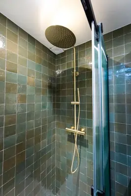 Salle de bains dans l'établissement Appartement 2 chambres balcon vue Luxembourg -II