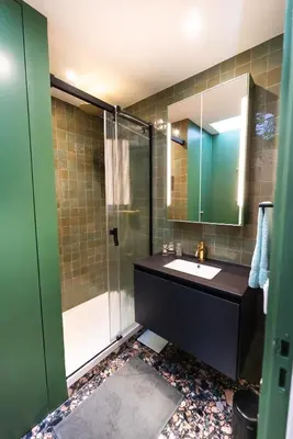 Salle de bains dans l'établissement Appartement 2 chambres balcon vue Luxembourg -II