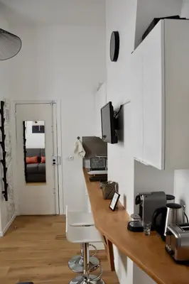 Télévision ou salle de divertissement dans l'établissement Eclat de Verrerie 4P Paris Gestion Immo Daumesnil