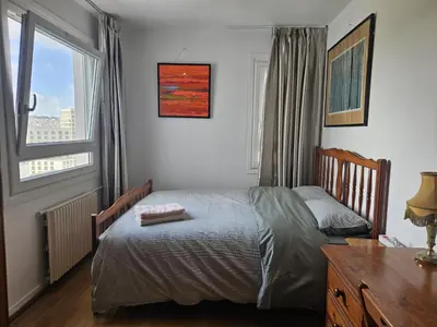 Un ou plusieurs lits dans un hébergement de l'établissement Chambres lumineuses avec vue sur Paris Montmartre