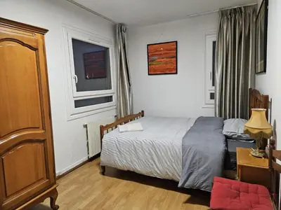 Un ou plusieurs lits dans un hébergement de l'établissement Chambres lumineuses avec vue sur Paris Montmartre