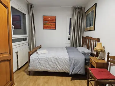 Un ou plusieurs lits dans un hébergement de l'établissement Chambres lumineuses avec vue sur Paris Montmartre