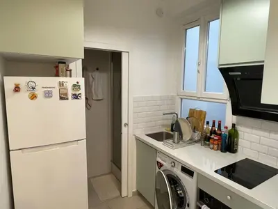 Cuisine ou kitchenette dans l'établissement 11th Arrondissement Homey Warm Apartment