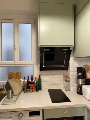 Cuisine ou kitchenette dans l'établissement 11th Arrondissement Homey Warm Apartment