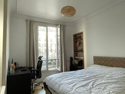 Un ou plusieurs lits dans un hébergement de l'établissement 11th Arrondissement Homey Warm Apartment