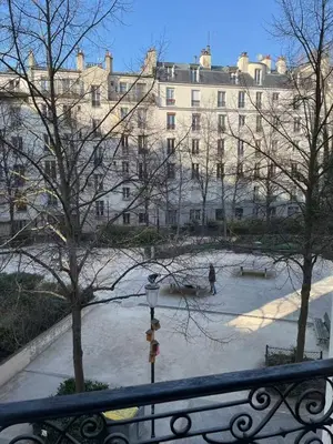 L'établissement 11th Arrondissement Homey Warm Apartment en hiver