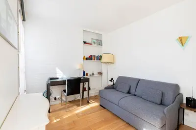 Coin salon dans l'établissement GuestReady - Charming Marais midterm stay