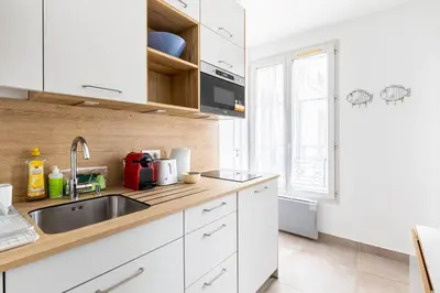 Cuisine ou kitchenette dans l'établissement GuestReady - Charming Marais midterm stay