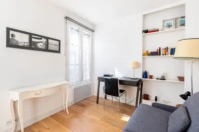 Coin salon dans l'établissement GuestReady - Charming Marais midterm stay