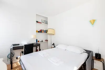Un ou plusieurs lits dans un hébergement de l'établissement GuestReady - Charming Marais midterm stay