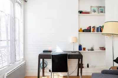 Bibliothèque dans l'appartement