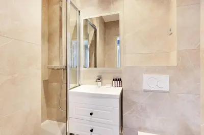 Salle de bains dans l'établissement Amazing 2BD 6P apt with A C - Bastille