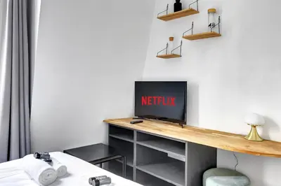 Télévision ou salle de divertissement dans l'établissement BM- Petit Nid Cosy a Montparnasse - Studio equipe