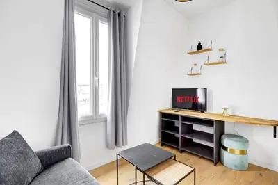 Télévision ou salle de divertissement dans l'établissement BM- Petit Nid Cosy a Montparnasse - Studio equipe