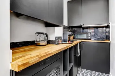 Cuisine ou kitchenette dans l'établissement BM- Petit Nid Cosy a Montparnasse - Studio equipe