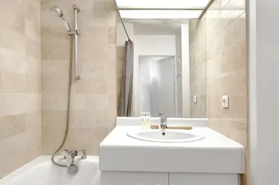 Salle de bains dans l'établissement 506 Suite Alisée - Charming apartment in Boulogne