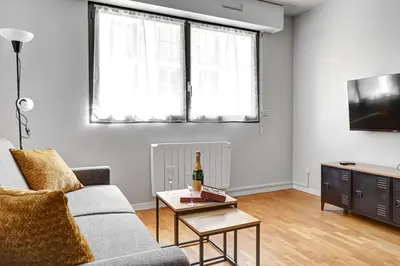Télévision ou salle de divertissement dans l'établissement 506 Suite Alisée - Charming apartment in Boulogne