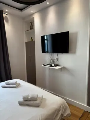 Télévision ou salle de divertissement dans l'établissement Celine 27 Le reflet du Rocher, Appart à deux pas de l'Arc