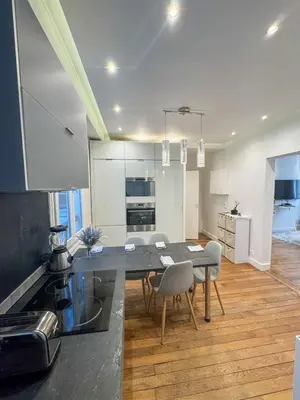 Cuisine ou kitchenette dans l'établissement Celine 27 Le reflet du Rocher, Appart à deux pas de l'Arc