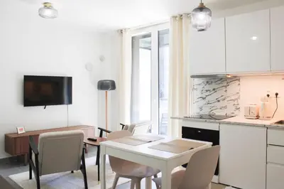 Cuisine ou kitchenette dans l'établissement Appartement lumineux à Asnières-sur-Seine