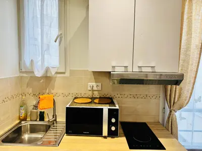 Cuisine ou kitchenette dans l'établissement Studio 800m to Opéra