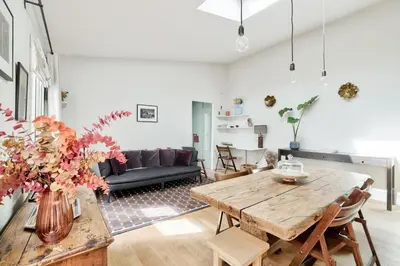 Coin salon dans l'établissement Stunning Parisian 1BR Flat 5 min from Montmartre